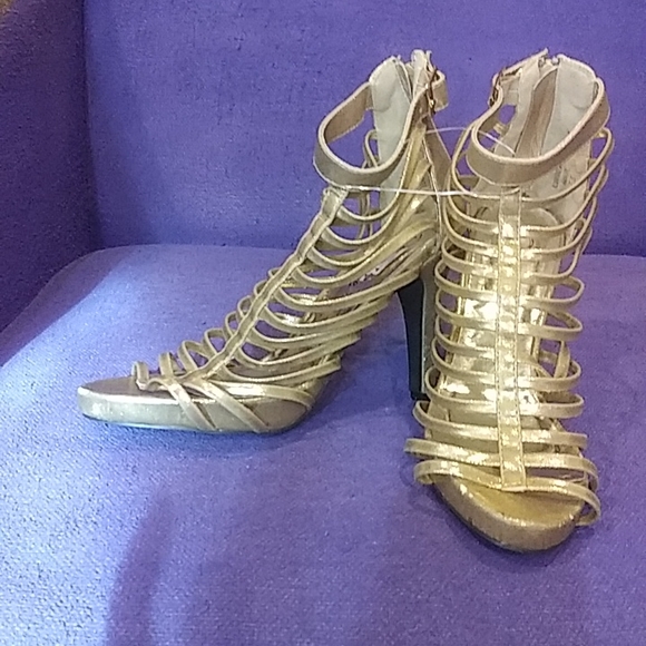 Red Circle Gold Metallic Heels. Size 7.5. Great shape. Wear any occasion. - Picture 4 of 5